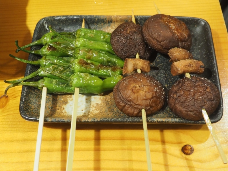 串焼きはまず野菜系の2種類が出てきた。左がししとう、右がしいたけ。しいたけは肉厚でジューシーであった。ここまで最初の注文から10分以内に料理が提供された