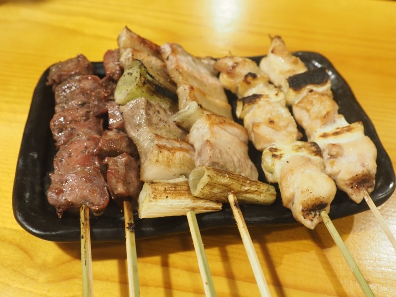 次に、3種類の串焼きが提供された。左から、タン、豚バラ、ねぎまの3種類で、どれも絶妙な焼き加減と塩加減で美味しかった