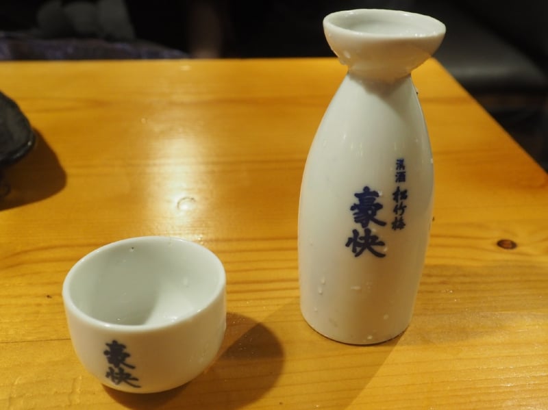筆者は日本酒を注文。飲み放題では日本酒は松竹梅の1種類しかないが、熱燗・常温・冷酒を選べる