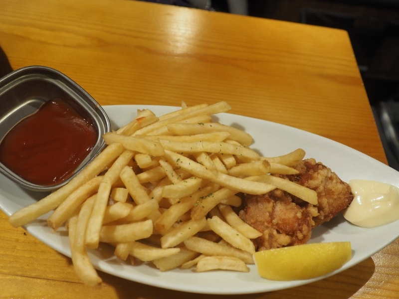 続いて、からあげとポテトフライが出てきた。からあげは1人1個と量は控えめだが、ポテトフライの量はかなりあった。マヨネーズやレモンも一緒に提供されるのは嬉しい