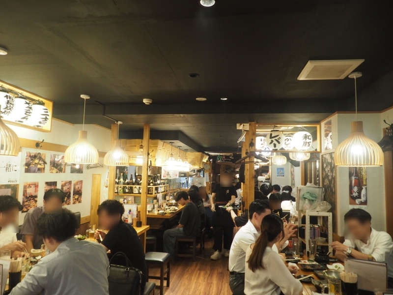 「やきとん三吉 神田北口店」の店内。訪れたのは木曜日の21時頃だが、店内は満席であった