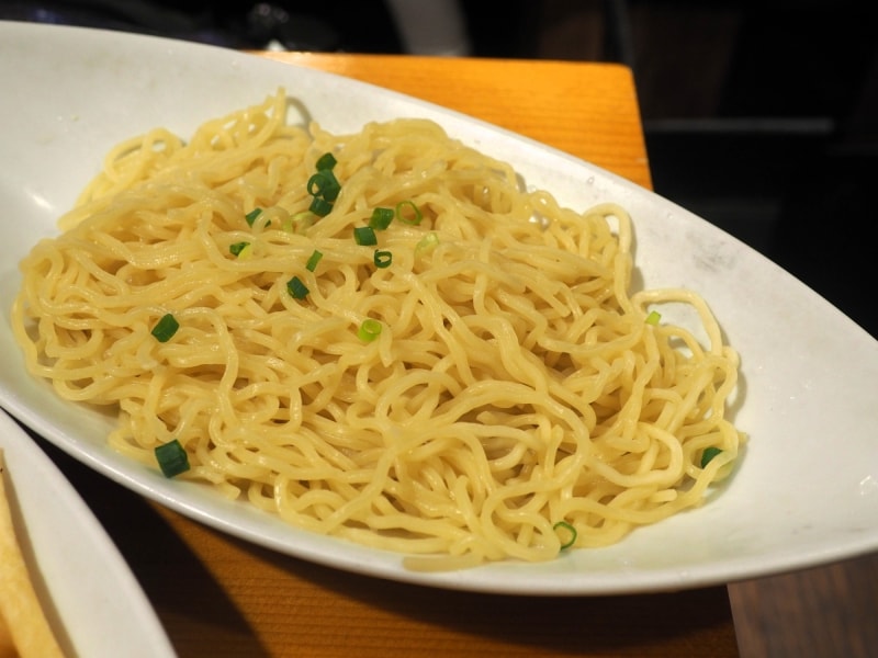 とんこつもつ鍋の〆はやっぱりラーメンだ。こちらも結構な量がある