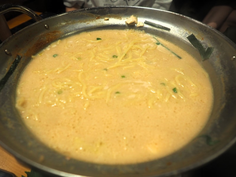 鍋の具を全部食べたら、ラーメンを投入。娘はもうお腹いっぱいとのことで、9割くらい筆者が食べた