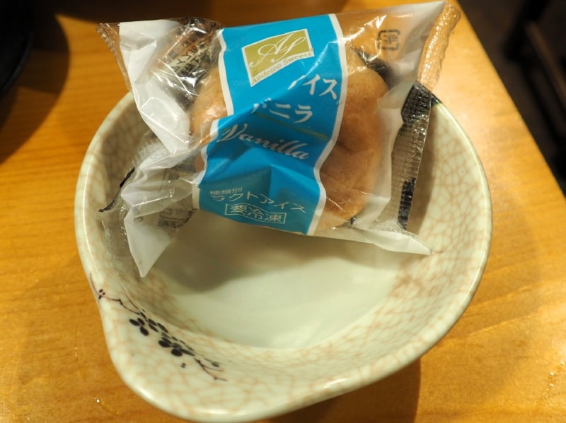 〆のラーメンを食べ終わるくらいのタイミングで、デザートとしてシューアイスが登場。ヒロタのものより小さめだが、ちょうどよいサイズだった。ここまでで席に着いてから約90分である