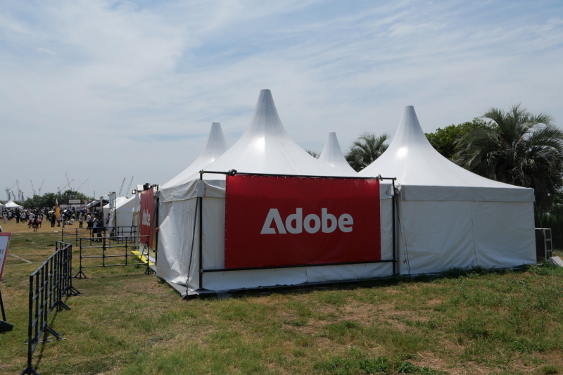 ジャイガ会場内に設けられたAdobeブース。大きなAdobeロゴが異彩を放っていた