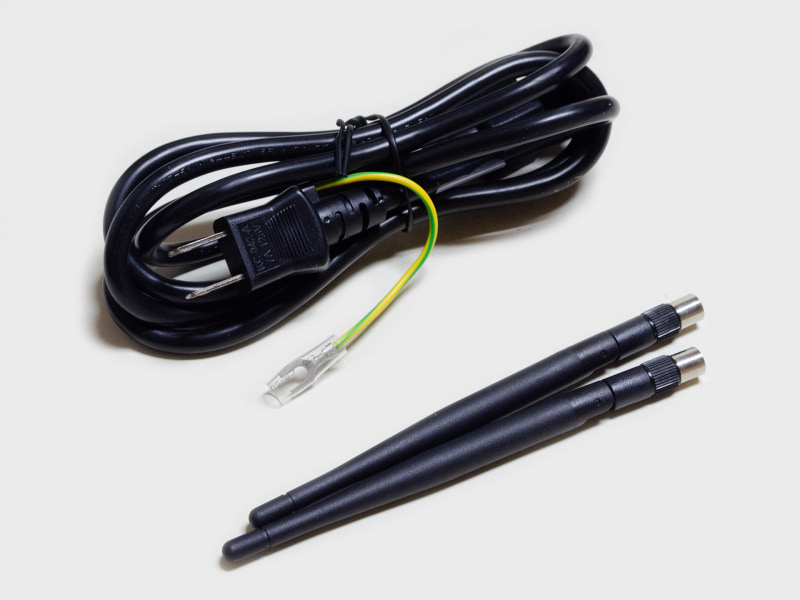 付属品。電源ケーブルとWi-Fiアンテナ