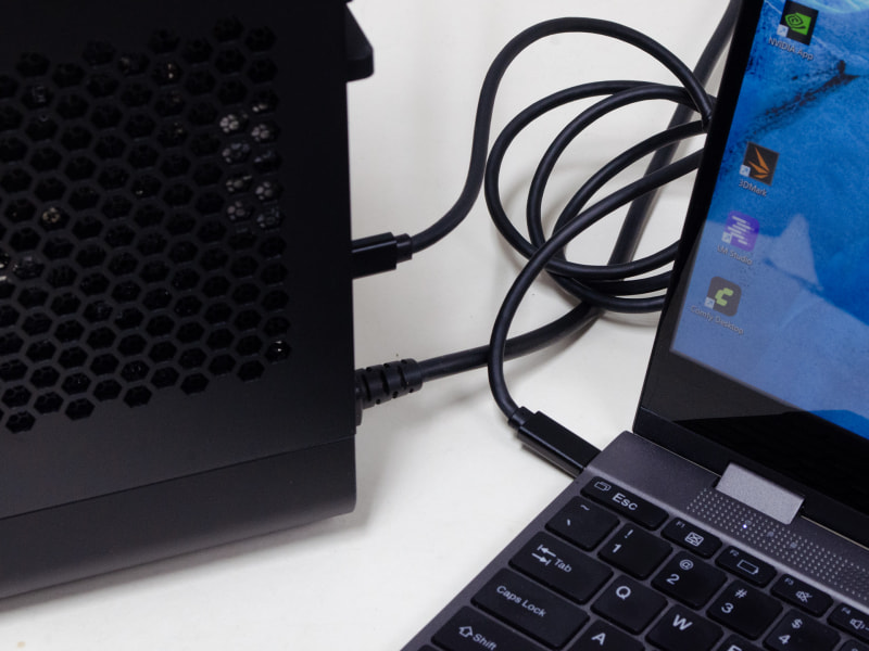 いつものキーボード付きモバイルモニターへ接続。後ろ側にThunderbolt 4があり、Type-Cケーブル1本で接続可能。ベンチマークテストはGeForce RTX 5080のHDMI出力を使っている