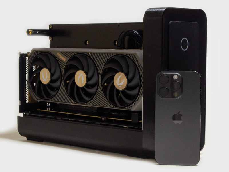 左側はデスクトップ用GeForce RTX 5080がまんま入っている。iPhone 16 Proとの比較からも分かるように、構成の割にはコンパクト