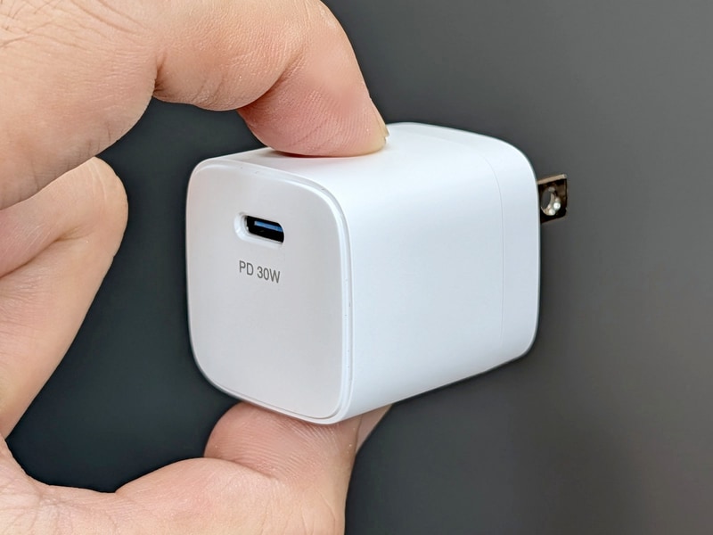 ダイソー「30WUSB PD充電器」。実売価格は880円。今回試用しているホワイトのほかにブラックもある