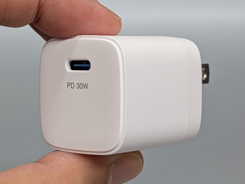 製品本体。見るからに一般的なUSB Type-C単ポート仕様のUSB PD充電器だ