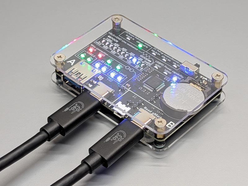 USBケーブルを挿し、背面にある電源ボタンをオンにすることでLEDが点灯する。これらの仕組みは従来モデルと同じだ