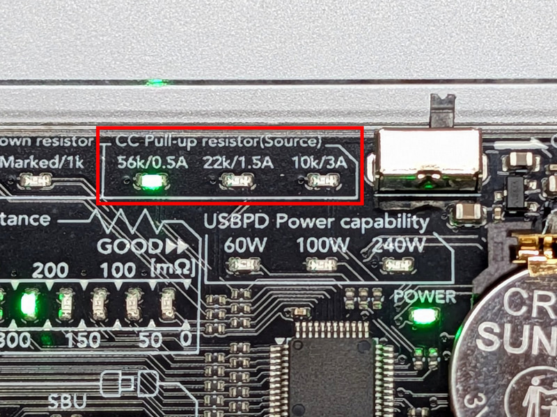 A-Cケーブルで「56K/0.5A」が点灯すれば規格に準拠した56kΩの抵抗を内蔵していることが分かる。C-Cケーブルなどではいずれも消灯したままとなる
