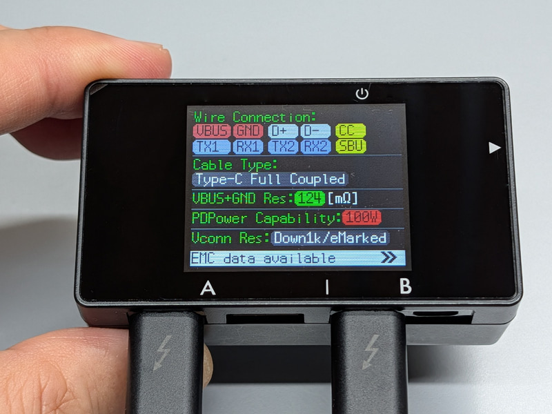 上位の「USB Cable Checker3」ではLEDの点灯ではなく液晶画面上で情報が表示されるが、それらの意味をユーザーが読み解かなくてはいけない点では同じだ