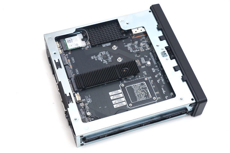 SSDスロットは3基。中央寄りの2基はPCIe 5.0 x4接続で、端っこの1基はPCIe 4.0 x1接続。なぜか、説明書にも記載がないようなのでここに記しておく