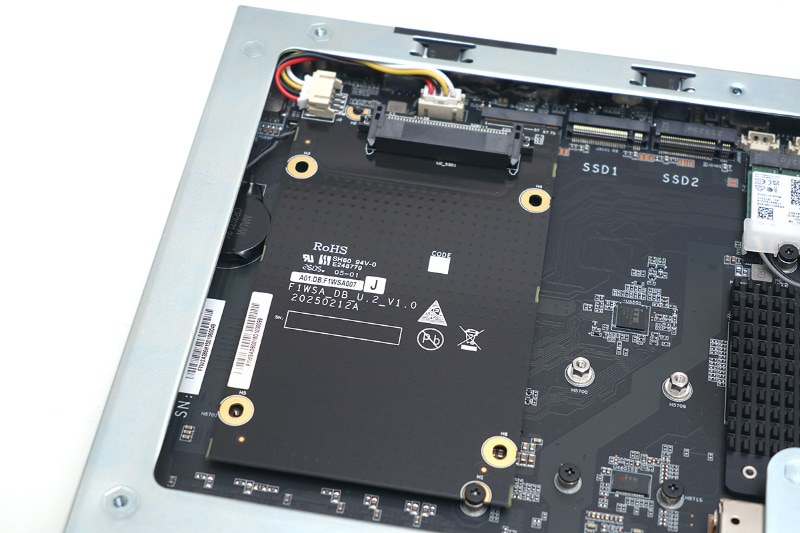 U.2変換基板。ケーブルを使用するため作業ミスによるSSDの電気的破損は起きないだろう