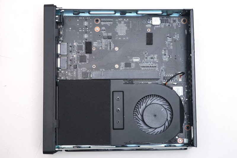 PCIe x16形状で内部的にx4レーン接続のスロットが用意されている