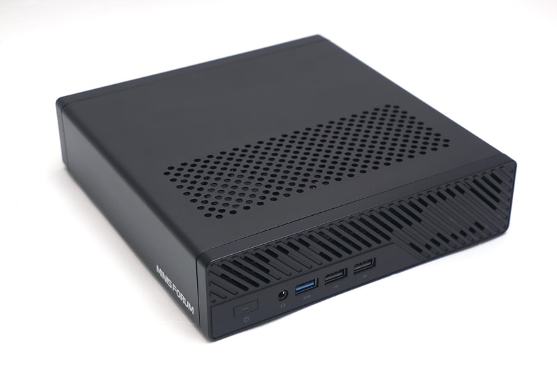 本体前面には3.5mm音声入出力、USB 3.2 Gen 2、USB 2.0 2基を搭載