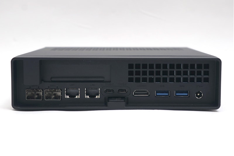 背面インターフェイスはSFP+ 2基、2.5Gigabit Ethernet、10Gigabit Ethernet、USB4 2基、HDMI出力、USB 3.2 Gen 2 2基となっている