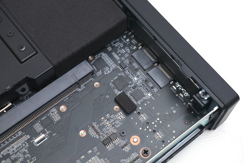 Intel i226-LMによる2.5Gigabit Ethernetと、RTL8127による10Gigabit Ethernetも搭載