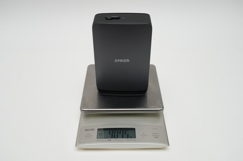 ドッキングステーション本体の実測重量は407.5g(着脱式USB Type-Cハブ含む)