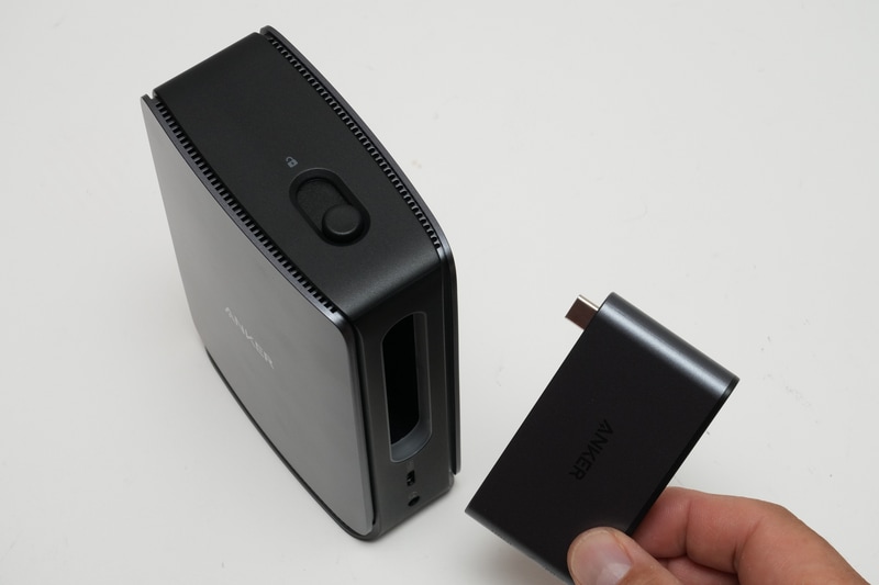 上部のロック解除スイッチをスライドさせると、着脱式USB Type-Cハブが頭を出す