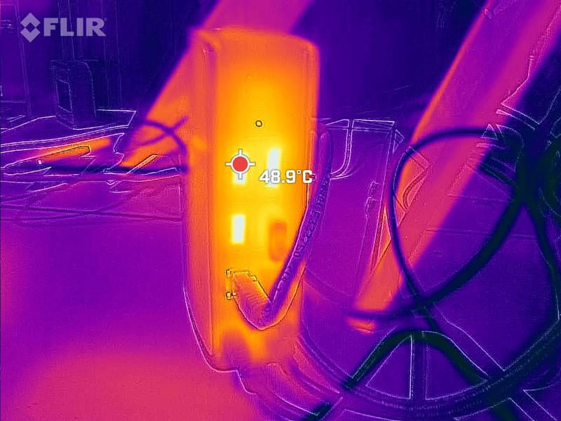ディスプレイ2台への映像出力、有線LAN接続、SSDへの書き込みを5分間実行した際の表面最高温度は48.9℃だった(室温24.2～25℃)