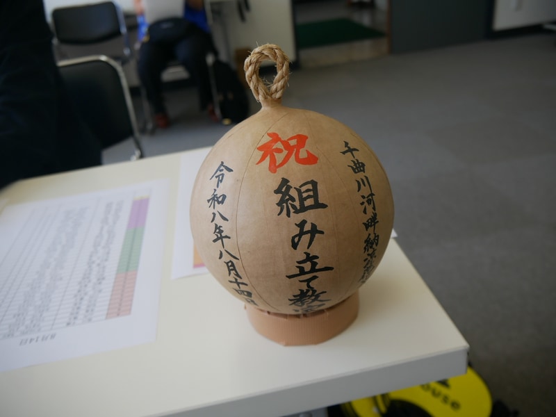 飯山市の「千曲川河畔納涼花火大会」との連動企画は今年で2回目。会場には花火玉のサンプルを展示した