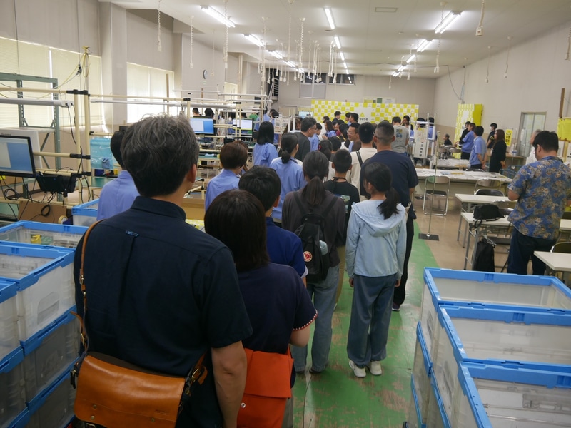 入学式の会場に向かう参加者たち。会場は第3工場を使って行なわれた