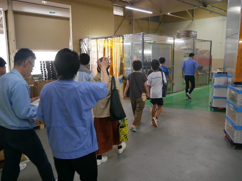 参加者たちは社員の引率で工場内を見学した