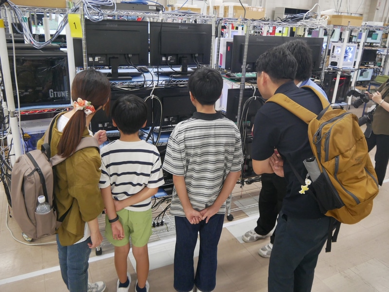 参加者たちは社員の引率で工場内を見学した