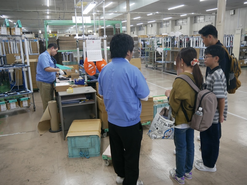 参加者たちは社員の引率で工場内を見学した