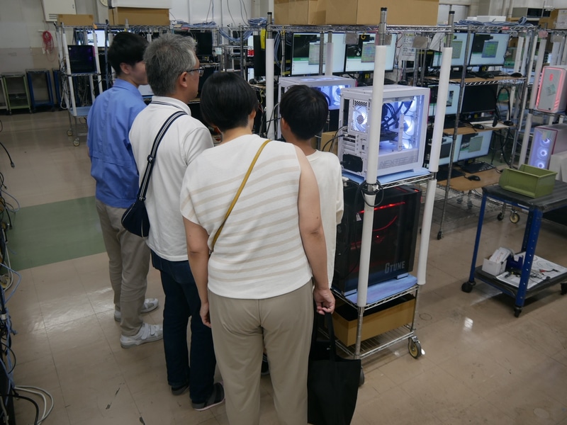 参加者たちは社員の引率で工場内を見学した