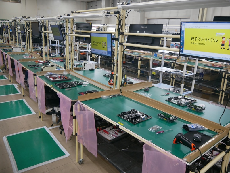 組み立て教室で使用した作業台は、実際の生産に利用しているものを使用した