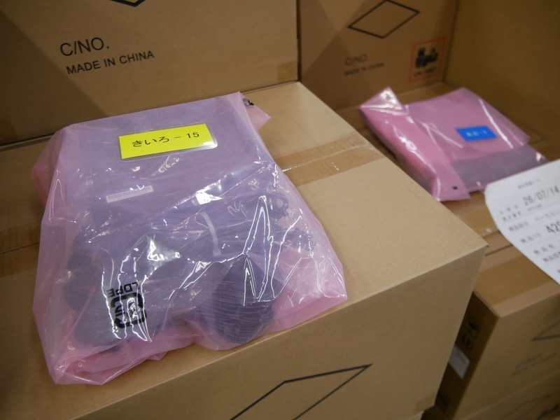 倉庫内に置かれた参加者向けの部品