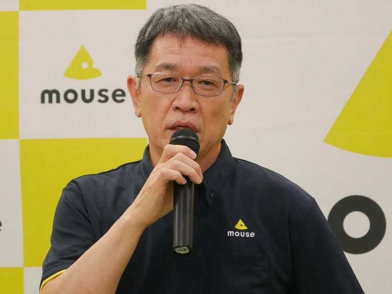 入学式で挨拶するマウスコンピューターの軣秀樹社長