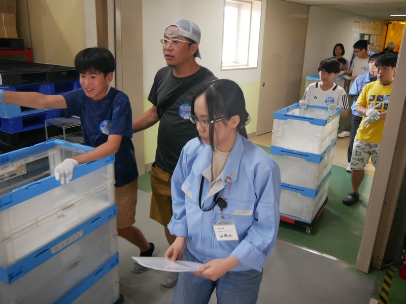「宝探し」に出かける参加者たち