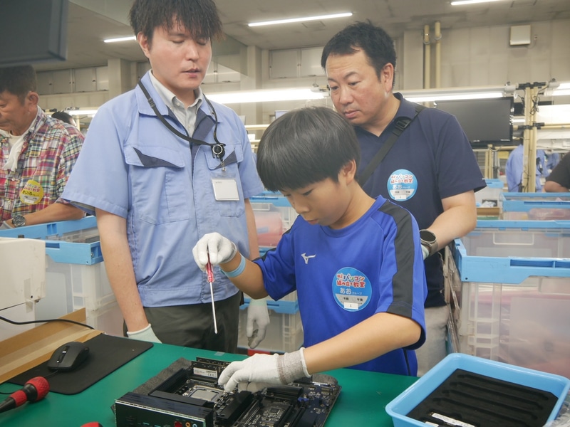 組み立て作業の本番は午後3時45分ぐらいからスタートした。いよいよ作業開始だ