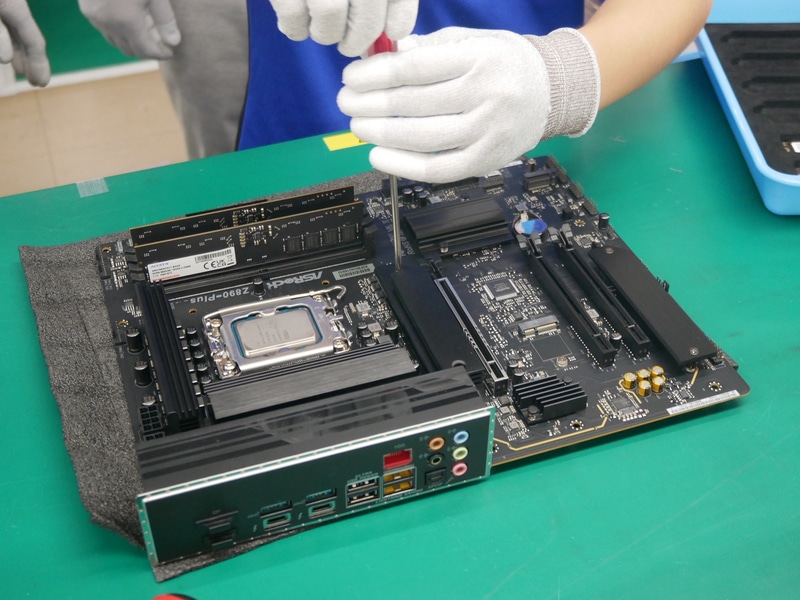 まずはCPUの取り付けやM.2 SSDの取り付けから。CPUにはCore Ultra 7 270K Plusを搭載