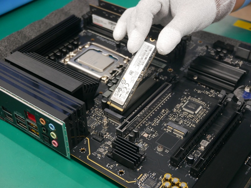 M.2 SSDの取り付け作業の様子
