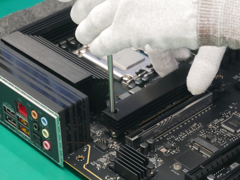 SSDの上にカバーを取り付ける