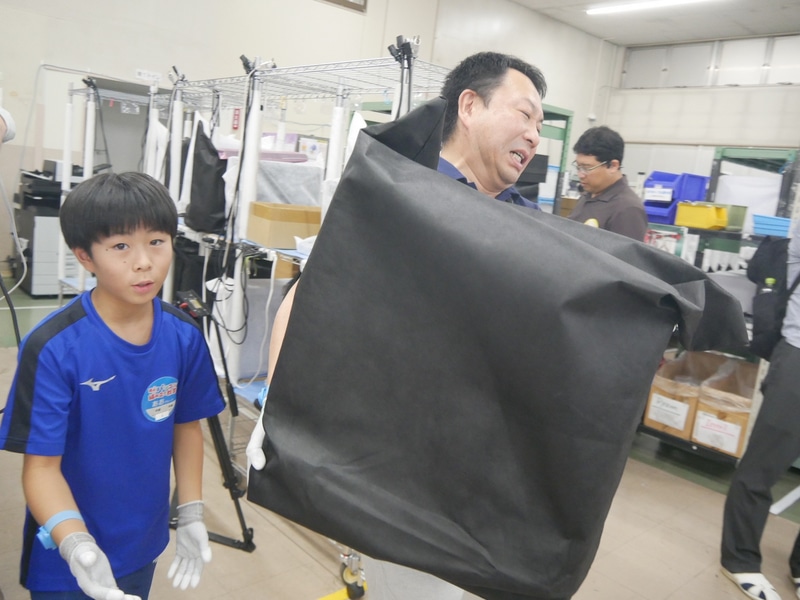 ケースが登場。あまりの大きさにお父さんが持ち運ぶことに