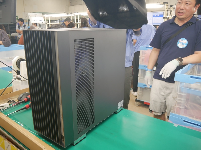 作業台の上でカバーを取り外す