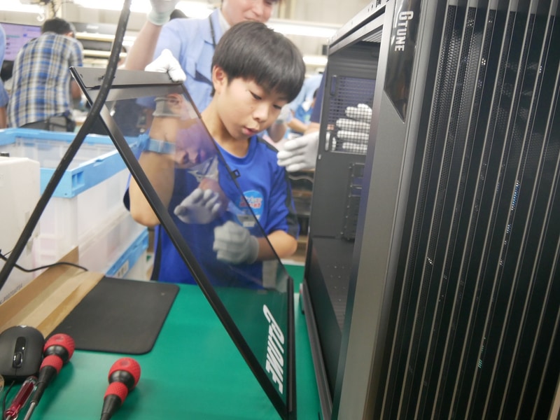 まずはパネルを取り外す作業から始める