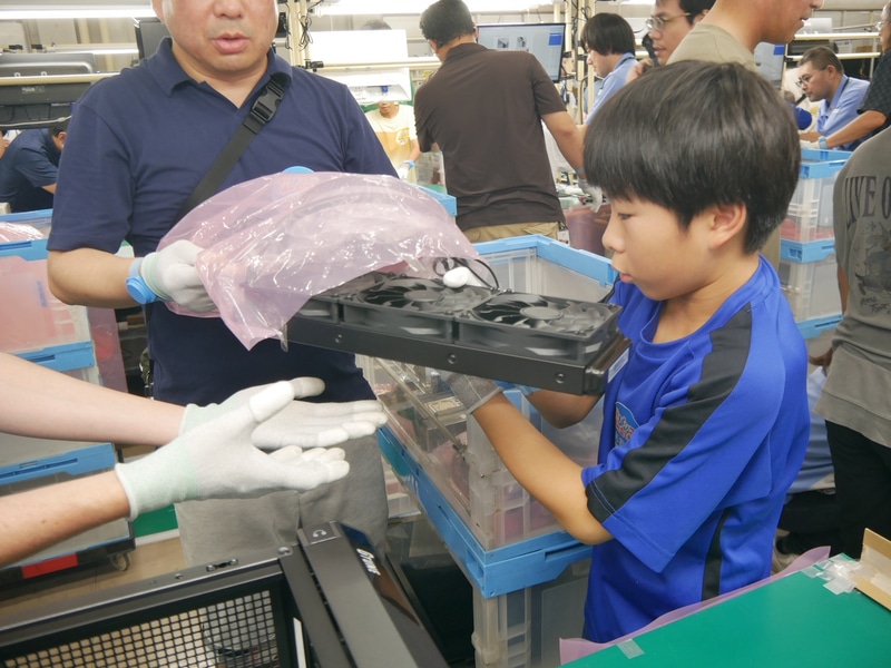 パーツケースから水冷クーラーを取り出す