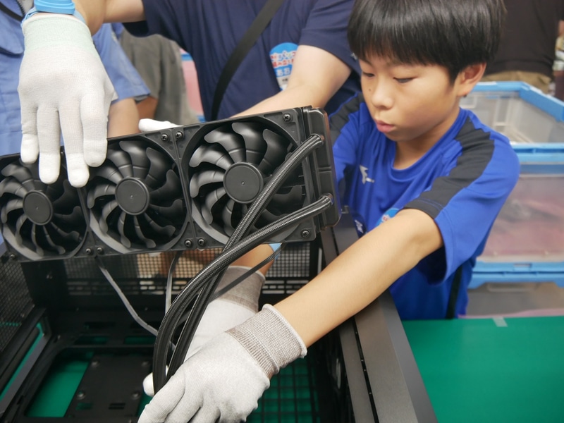水冷クーラーの取り付け作業