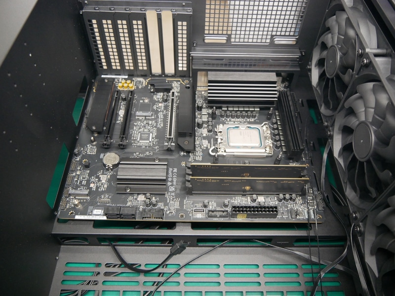 マザーボードを搭載したところ