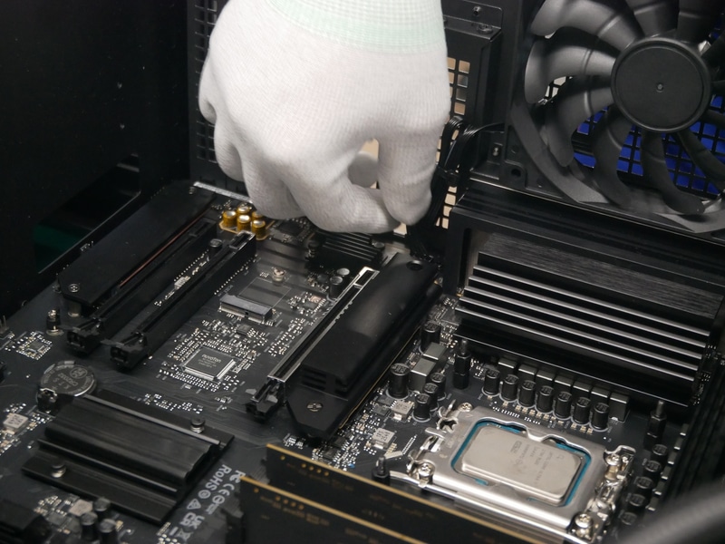 ファンのケーブルをマザーボードに接続