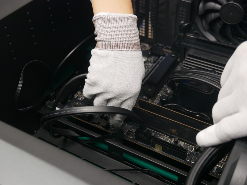 各種ケーブルをマザーボードに接続する作業