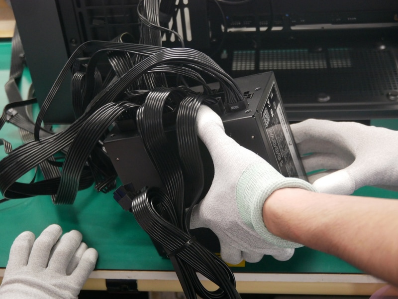 電源ユニットに、次々とケーブルを取り付ける