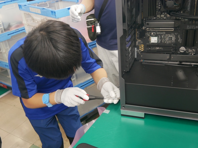 ネジ締め作業が続く。完成までに70以上のネジを使うことになる